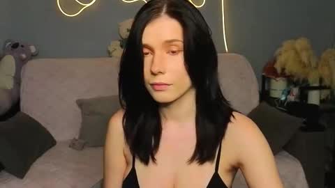 mellhyees online show from February 1, 5:00 pm