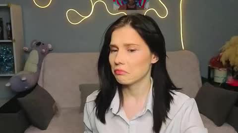 mellhyees online show from February 5, 5:17 pm