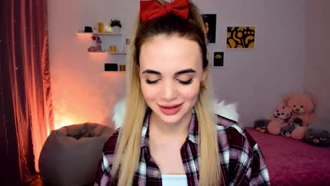 Snapshot of mellifluoustess chatting on December 14, 12:44 am Tessa online show from December 14, 12:44 am