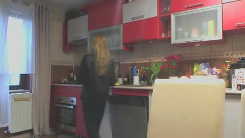 Melly online show from February 5, 7:50 am