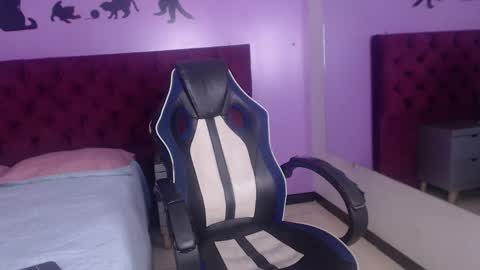 Snapshot of meloddyy__ chatting on January 13, 12:43 pm Meloddyy online show from January 13, 12:43 pm