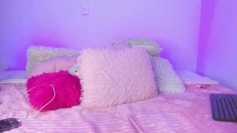 Snapshot of melody__77 chatting on February 24, 8:14 pm online show from February 24, 8:14 pm