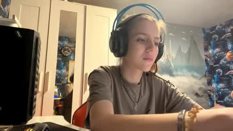 Hi Im Aria 18 years old online show from October 15, 12:38 pm