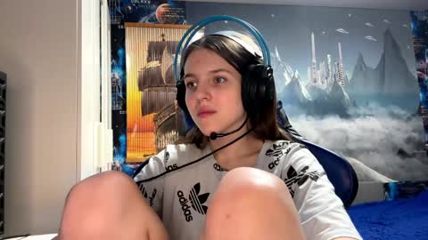 Hi Im Aria 18 years old online show from April 16, 2:51 pm