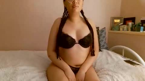 Melyssaluv online show from December 17, 2:17 am