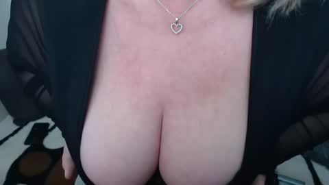 Snapshot of melyssamilfxxx chatting on February 18, 4:19 am melyssamilfxxx online show from February 18, 4:19 am