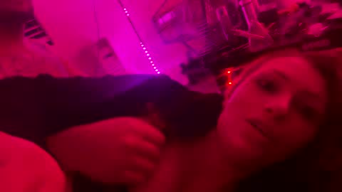 Snapshot of meowzers777 chatting on December 21, 9:33 am meowzers777 online show from December 21, 9:33 am