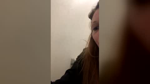 Snapshot of meowzers777 chatting on December 17, 2:28 am meowzers777 online show from December 17, 2:28 am