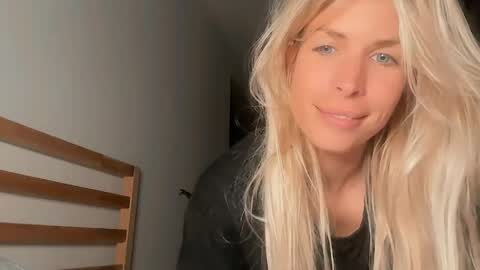 Snapshot of mer_kel chatting on April 17, 10:24 pm mer_kel online show from April 17, 10:24 pm
