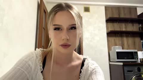 Snapshot of merrileesmoldt chatting on June 22, 1:41 pm Stefani online show from June 22, 1:41 pm