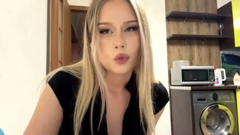 Snapshot of merrileesmoldt chatting on June 27, 1:39 pm Stefani online show from June 27, 1:39 pm