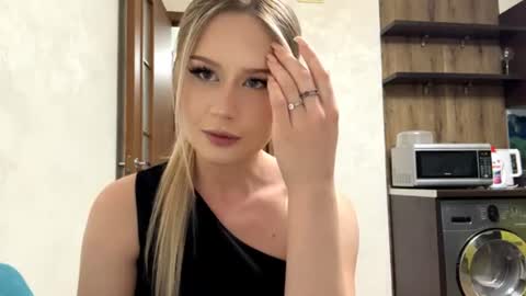 Snapshot of merrileesmoldt chatting on June 28, 1:28 pm Stefani online show from June 28, 1:28 pm
