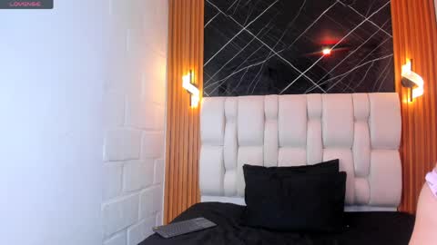 Snapshot of mia89_dl chatting on April 15, 1:18 pm Mia online show from April 15, 1:18 pm