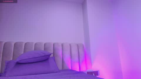 Emi online show from November 24, 7:24 pm