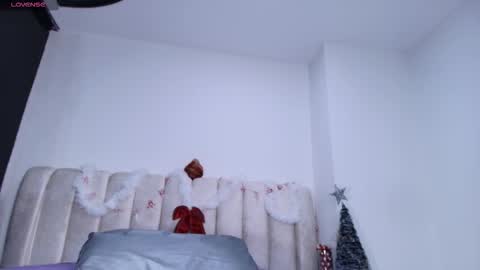 Emi online show from December 20, 7:21 pm