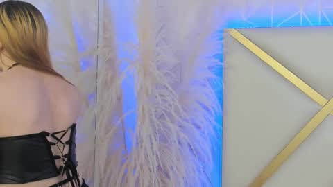 Snapshot of mia_adamss_ chatting on December 5, 2:11 pm 9 am - 4 p 7 am - 1 pm online show from December 5, 2:11 pm