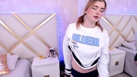 Snapshot of mia_adamss_ chatting on December 10, 2:50 pm 9 am - 4 p 7 am - 1 pm online show from December 10, 2:50 pm