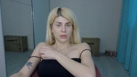 Snapshot of mia_angel chatting on May 22, 5:18 pm mia_angel online show from May 22, 5:18 pm
