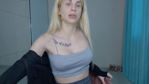Snapshot of mia_angel chatting on May 23, 5:17 pm mia_angel online show from May 23, 5:17 pm