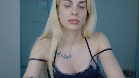 Snapshot of mia_angel chatting on May 25, 4:46 pm mia_angel online show from May 25, 4:46 pm