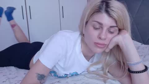 Snapshot of mia_angel chatting on August 5, 1:03 pm mia_angel online show from August 5, 1:03 pm