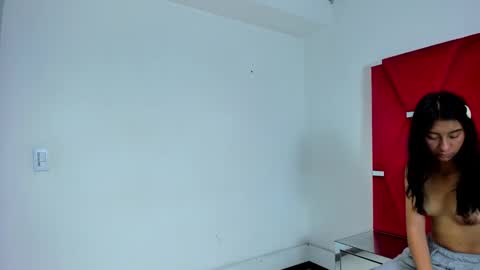 mia_clark18 online show from November 19, 8:53 pm