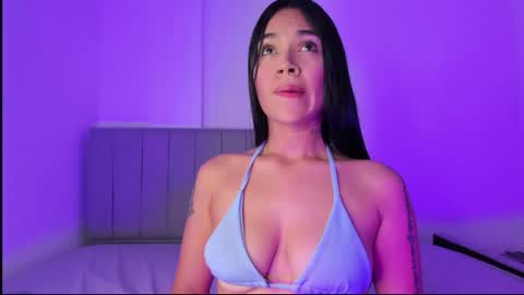 Snapshot of mia_cute25 chatting on December 17, 10:32 am online show from December 17, 10:32 am