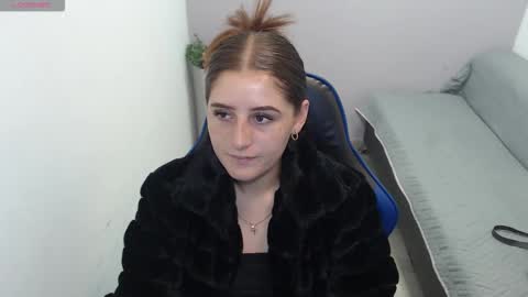 Mia online show from October 18, 1:23 pm