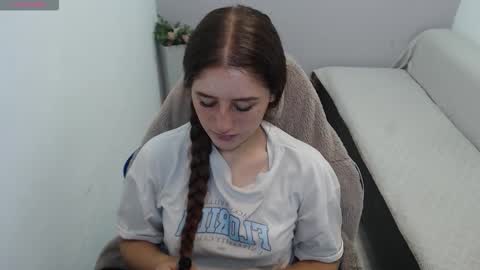 Mia online show from November 5, 1:33 pm