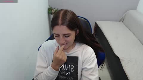 Mia online show from November 10, 1:43 pm