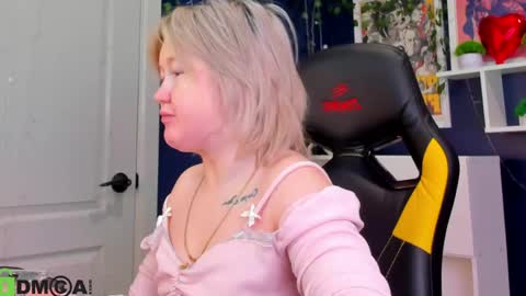 Snapshot of mia_ferd chatting on May 13, 3:48 am Mia online show from May 13, 3:48 am