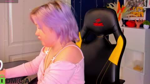 Snapshot of mia_ferd chatting on May 19, 3:02 am Mia online show from May 19, 3:02 am