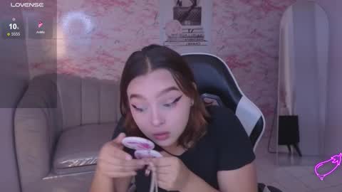 Mia online show from March 2, 1:18 pm