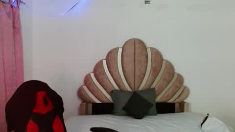 mia online show from January 10, 7:15 pm