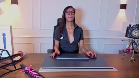 Mia online show from February 5, 3:11 am