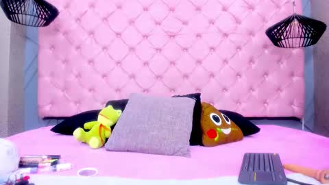 Mia online show from January 15, 1:37 pm