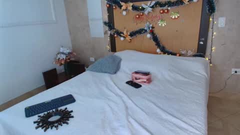 MIALOPEZ      .     Y      .      online show from December 4, 9:01 pm