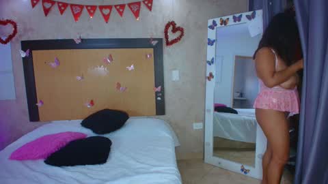 MIALOPEZ      .     Y      .      online show from February 26, 9:25 pm