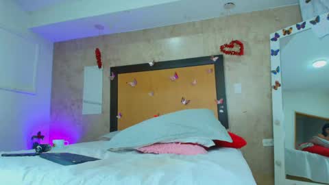 MIALOPEZ      .     Y      .      online show from April 15, 7:58 pm