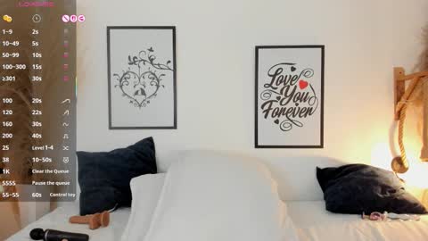 Mia online show from October 22, 1:22 pm