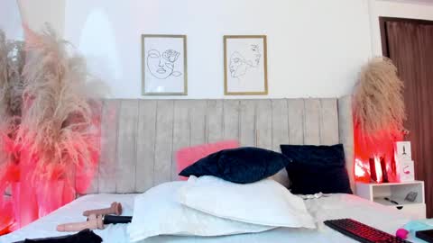 Snapshot of mia_lourence chatting on May 21, 2:24 pm Mia online show from May 21, 2:24 pm