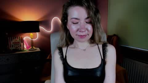 Mia online show from December 5, 8:23 am