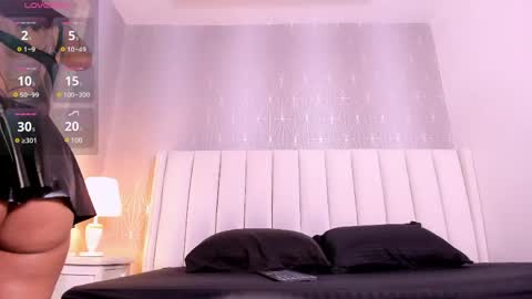 Snapshot of mia_medina chatting on May 1, 7:51 pm online show from May 1, 7:51 pm