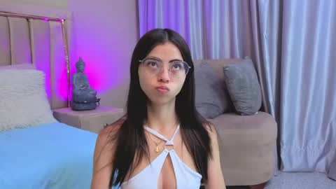 Mia online show from May 1, 12:10 pm
