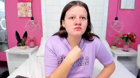 Snapshot of mia_parker02 chatting on December 3, 12:58 pm Mia online show from December 3, 12:58 pm