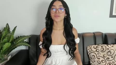 mia_petite72 online show from September 20, 9:38 pm