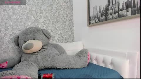 Snapshot of mia_petithe chatting on May 15, 11:56 pm Mia online show from May 15, 11:56 pm