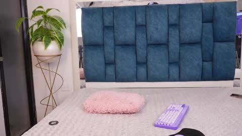 mia online show from April 15, 5:25 am