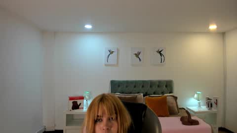 Snapshot of mia_rousseau chatting on February 26, 2:21 am MIA online show from February 26, 2:21 am