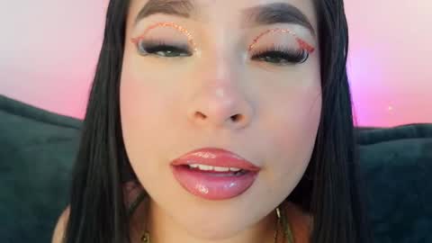 Mia online show from April 8, 7:25 pm